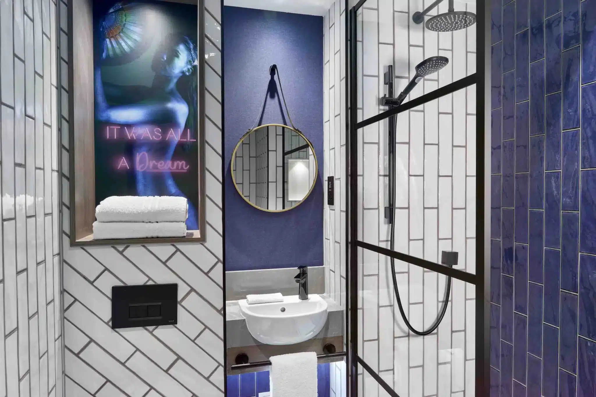 N Y X London Holborn Executive Bathroom [ ]